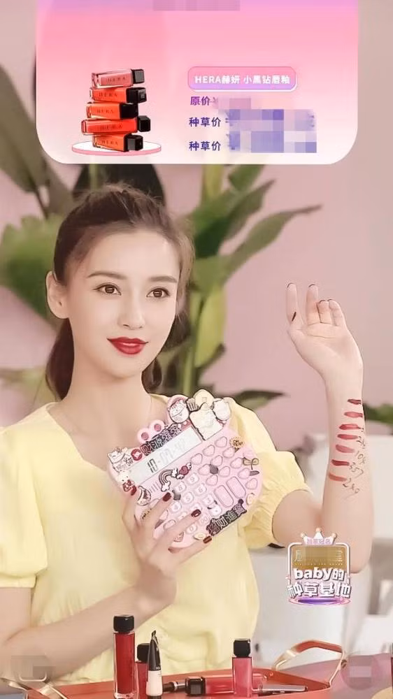 Để giới thiệu cho khán giả được kỹ hơn, Angela Baby swatch từng màu son lên tay mình.