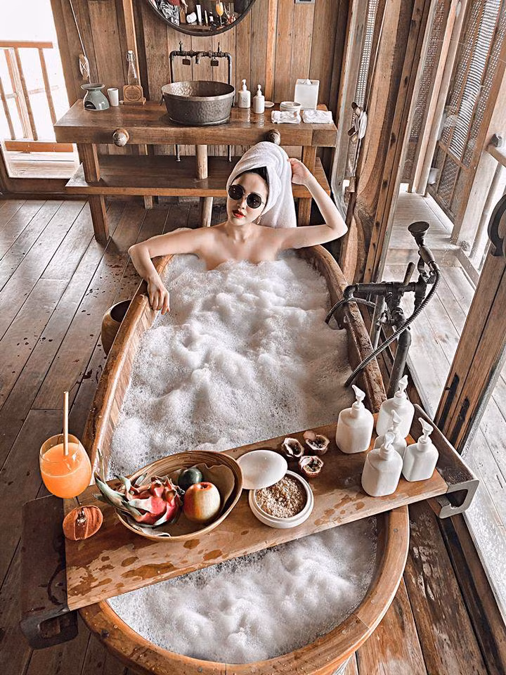 Nói về cuộc sống của Bảo Thy sau khi lấy chồng, dân mạng thường cho rằng "cô chỉ đang chuyển từ lâu đài này sang lâu đài khác". Câu nói mang tính chất vui vẻ cũng hoàn toàn đúng với Bảo Thy, khi cô không phải là một nàng Lọ Lem lấy chồng như ý, mà bản thân đã là "công chúa" trong gia đình danh giá. Đến khi làm "vợ người ta", cô lại có thêm một người nữa yêu thương, ngoài bố mẹ và anh trai.