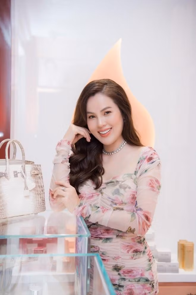 2 chân dài 2k11 xách túi 200 triệu, danh tính không vừa: bố doanh nhân, mẹ chủ công ty-10