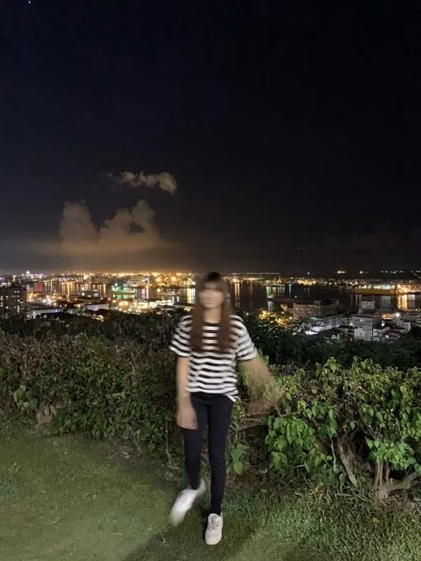Hí hửng nhờ bạn trai chụp ảnh, cô gái không biết nên khóc hay cười ảnh 3