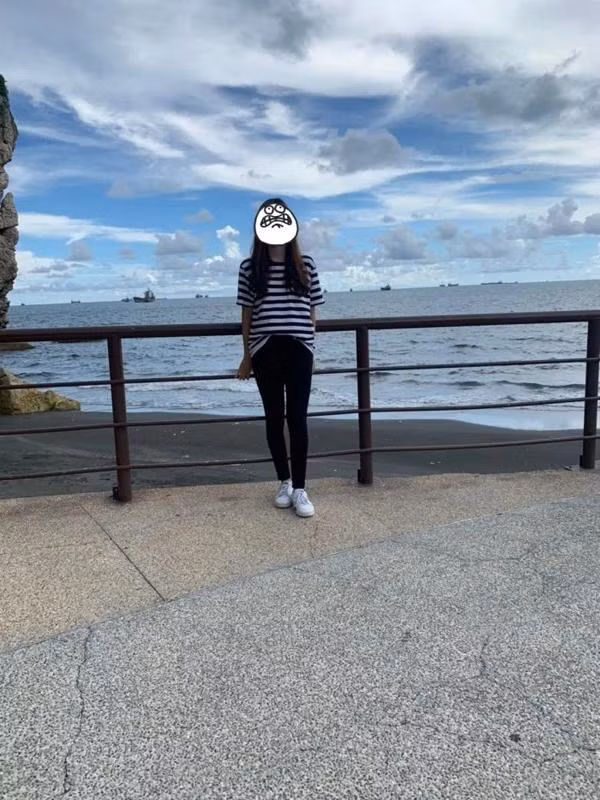 Còn đây là ảnh bạn trai dìm hàng cô gái, cao 1m69 mà chụp như cao 1m50.