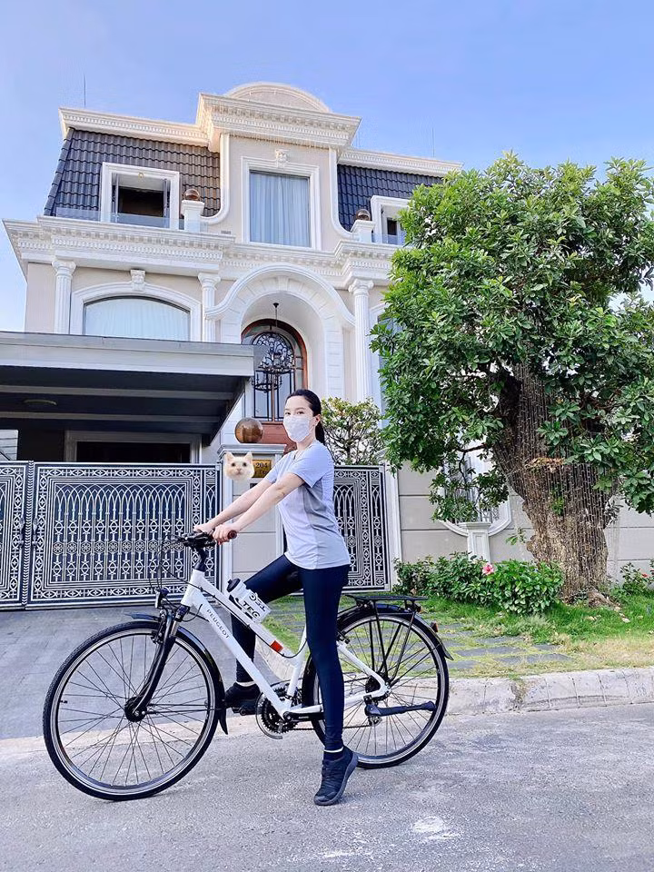 Bảo Thy đứng trước biệt thự riêng của hai vợ chồng. Đây chính là "lâu đài" mà ông xã Phan Lĩnh tậu trước khi rước nàng về dinh. Doanh nhân gốc Hà Tĩnh còn tâm lý xây tổ ấm gần nhà mẹ đẻ của bà xã, để cô không có cảm giác xa người thân. Do hai nhà gần nhau nên Bảo Thy có thể về thăm bố mẹ, anh trai nữ ca sĩ cũng thường xuyên ghé thăm em gái.