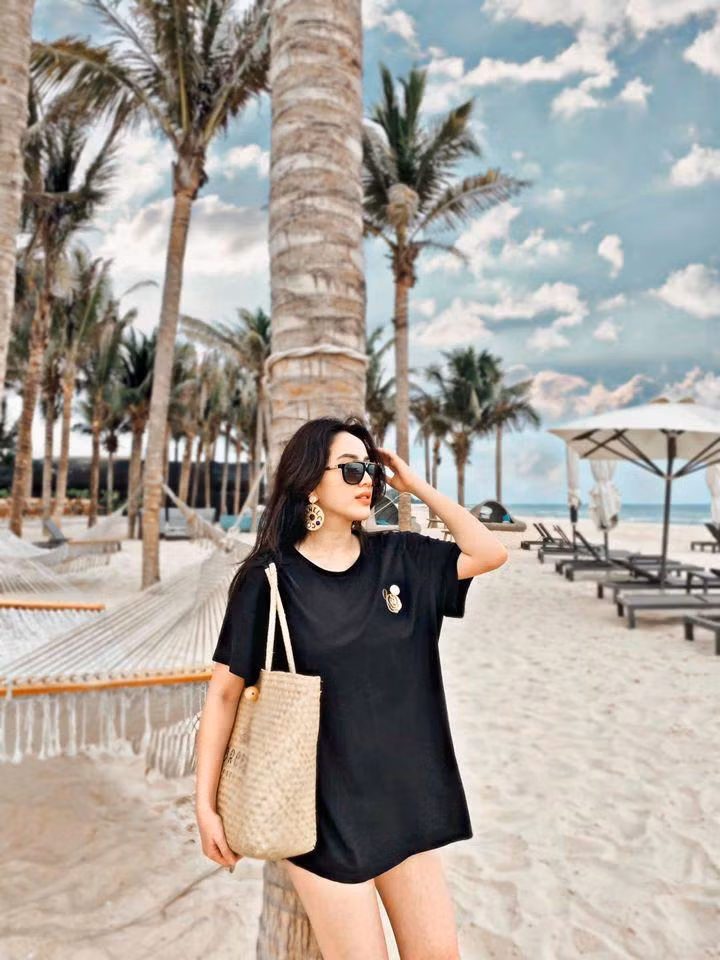 Kể từ khi lấy chồng, Bảo Thy càng không mặn mà với ánh hào quang. Nữ ca sĩ dành toàn bộ thời gian để hưởng thụ cuộc sống sung sướng như một bà hoàng. Cô được chồng đưa đi du lịch nhiều nơi và ăn những món ngon mà không sợ tăng cân như khi còn hoạt động showbiz. Ông xã luôn động viên nữ ca sĩ ăn nhiều cho khỏe, đây cũng chính là nguyên nhân khiến Bảo Thy "thiếu nghị lực" giảm cân.