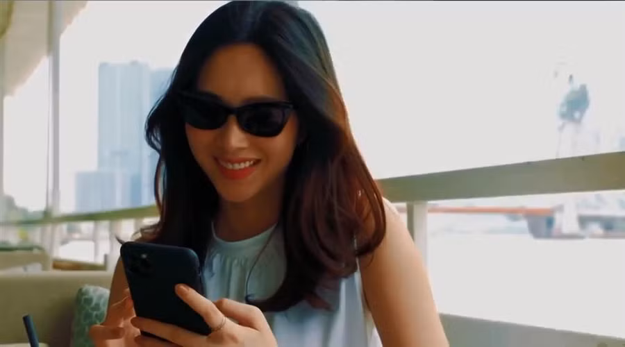Nụ cười làm bao con tim thổn thức.