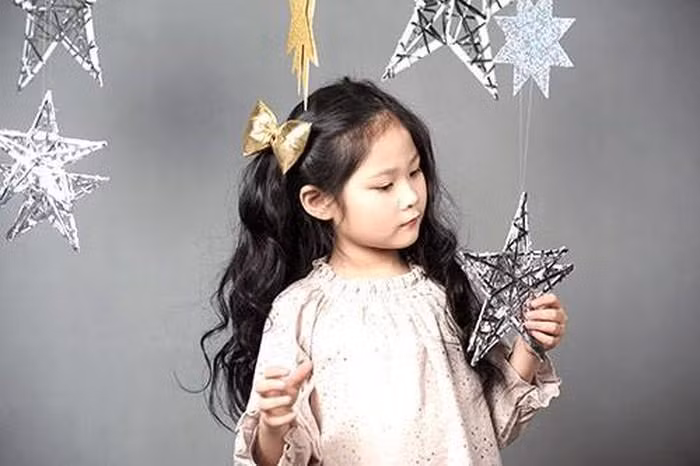 Cô bé đã sở hữu "thâm niên" 8 năm làm người mẫu, là gương mặt đại diện của rất nhiều nhãn hàng nổi tiếng trong nước.