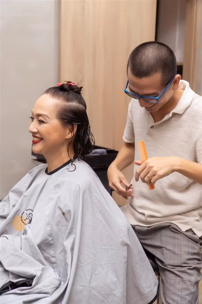 Bất ngờ cắt phăng mái tóc dài gìn giữ 20 năm, NSND Lê Khanh "lột xác" khó nhận ra ảnh 6