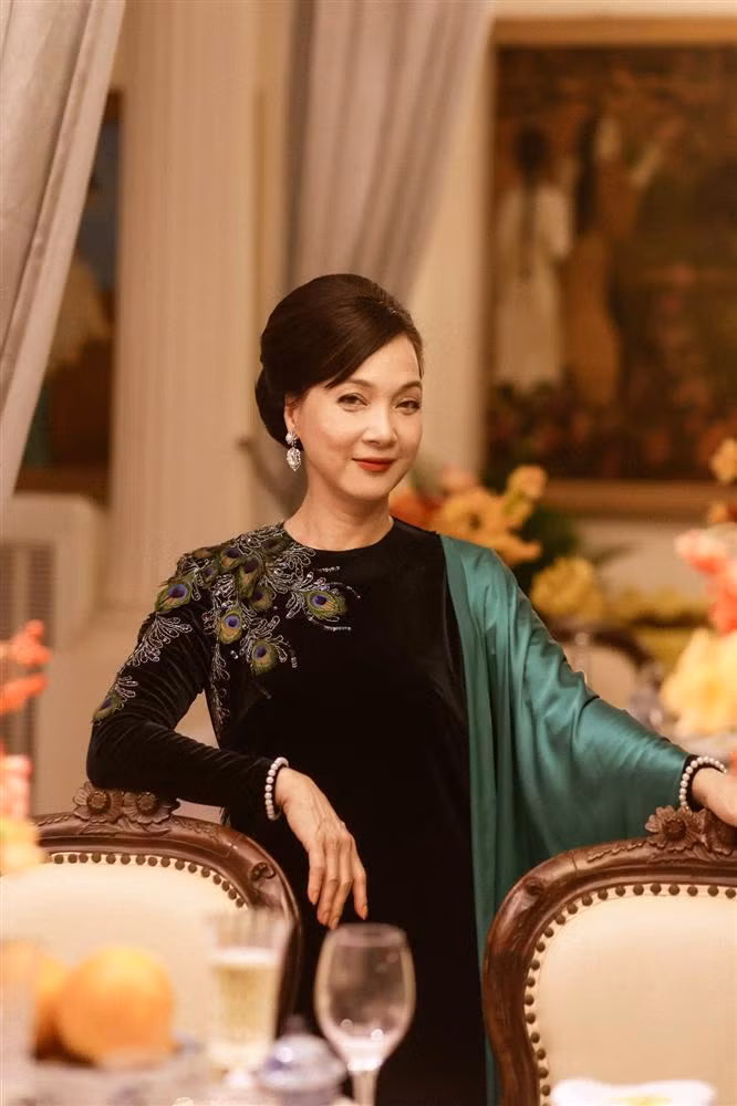 Bất ngờ cắt phăng mái tóc dài gìn giữ 20 năm, NSND Lê Khanh "lột xác" khó nhận ra ảnh 4