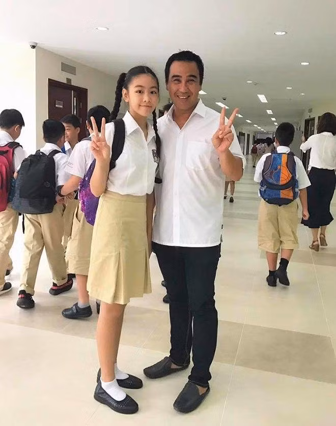 Anh luôn cố gắng sắp xếp thời gian để đưa các con đi học, có mặt trong các dịp đặc biệt của bé.