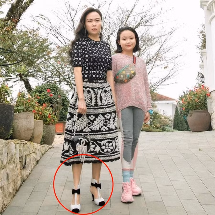 Phượng Chanel bị bóc mẽ photoshop da trắng toát, đầu gối biến mất ảnh 4