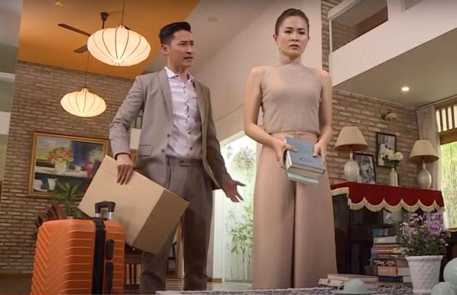 Ngoại tình bị bắt gian tại trận, chồng nghẹn ngào nhìn mặt của cô vợ quê mùa xấu xí-1