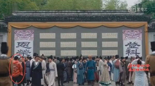 "Cười rách mồm" với sạn phim Hoa ngữ: Nhân viên trường quay lù lù trên màn ảnh ảnh 6 "Cười rách mồm" với sạn phim Hoa ngữ: Nhân viên trường quay lù lù trên màn ảnh ảnh 6