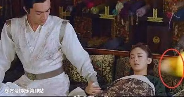 "Cười rách mồm" với sạn phim Hoa ngữ: Nhân viên trường quay lù lù trên màn ảnh ảnh 9 "Cười rách mồm" với sạn phim Hoa ngữ: Nhân viên trường quay lù lù trên màn ảnh ảnh 9