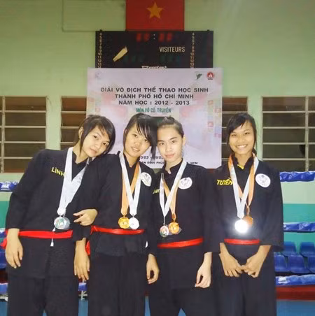 4 thiếu nữ tay không đối mặt cướp khiến dân mạng nể phục