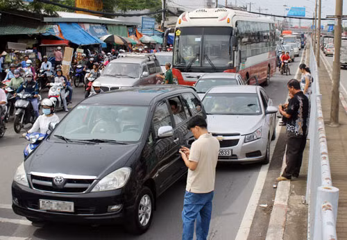Hiện trường vụ 4 ôtô đâm liên hoàn. Ảnh: Châu Thành Hiện trường vụ 4 ô tô đâm liên hoàn. Ảnh: Châu Thành