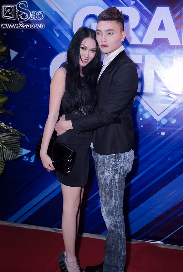 Phi Thanh Vân xõa tưng bừng ở bar cùng trai trẻ ảnh 4