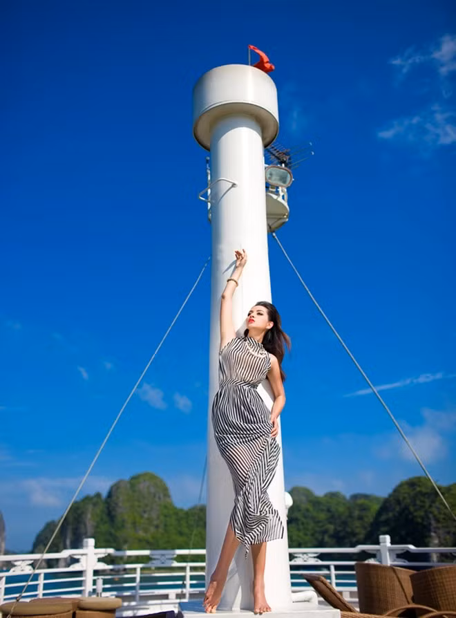 Qua bao nhiêu sóng gió trong cuộc sống hôn nhân, người đẹp hiện đang có một gia đình hạnh phúc với người chồng luật sư. Ngọc Thúy tái xuất làm mẫu ảnh