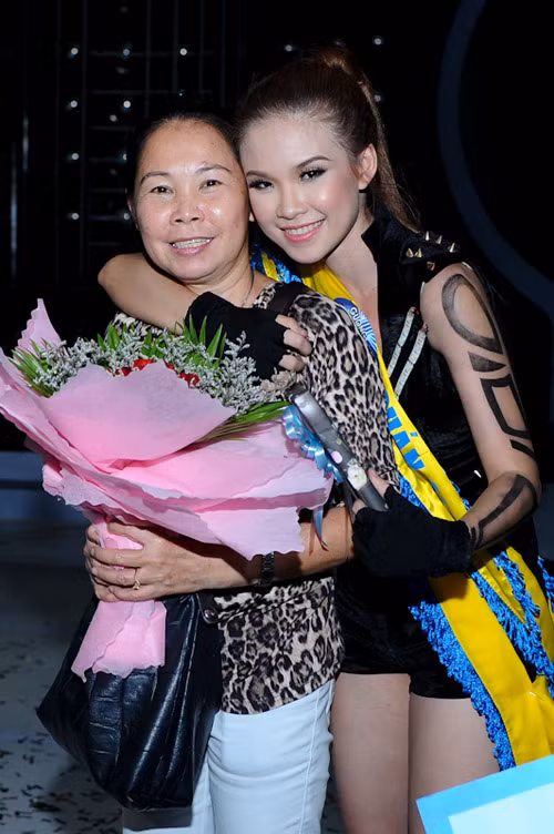 Khởi My và mẹ