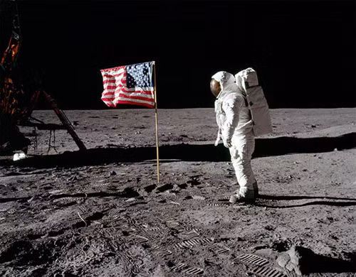la-co-do-apollo-11-cam-tren-ma-7481-3606