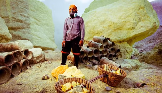 Phần lớn thợ mỏ phải đi bộ quãng đường khoảng 12 km từ miệng núi lửa tới nơi thu nhập lưu huỳnh hai lần/ngày với 90 kg lưu huỳnh trên vai. Số tiền mà những thợ mỏ này kiếm được là khoảng 50.000 - 70.000 rupiah. Ảnh: BBC. Phần lớn thợ mỏ phải đi bộ quãng đường khoảng 12 km từ miệng núi lửa tới nơi thu nhập lưu huỳnh hai lần/ngày với 90 kg lưu huỳnh trên vai. Số tiền mà những thợ mỏ này kiếm được là khoảng 50.000 - 70.000 rupiah. Ảnh: BBC.