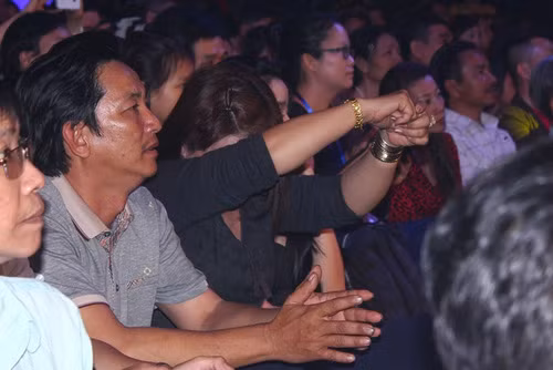 Mẹ Hoài Lâm lấy tay quệt nước mắt vì quá xúc động khi nghe công bố kết quả. IMG-9982-JPG-6529-1402798860.jpg