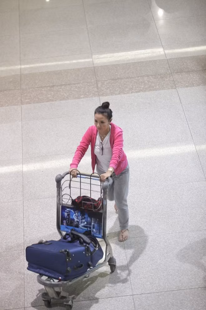 Ngân Quỳnh dành chủ yếu thời gian để đi thăm quan Hong Kong và mua sắm khá ít. Hoài Lâm hớn hở ở sân bay Tân Sơn Nhất