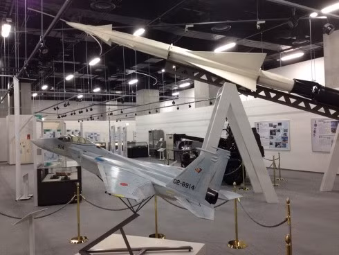 Mô hình F-15, loại phi cơ chiến đấu trong biên chế không quân Nhật Bản ngày nay. Ảnh: Stars and Stripes Mô hình F-15, chiếc máy bay chiê