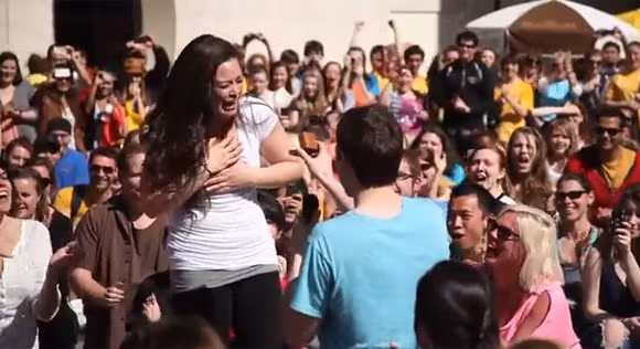 Cầu hôn giữa 1000 người đang nhảy flash mob