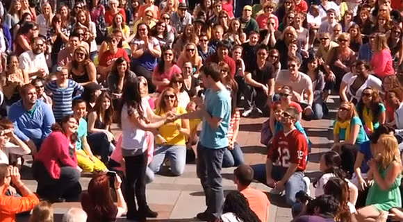 Cầu hôn giữa 1000 người đang nhảy flash mob