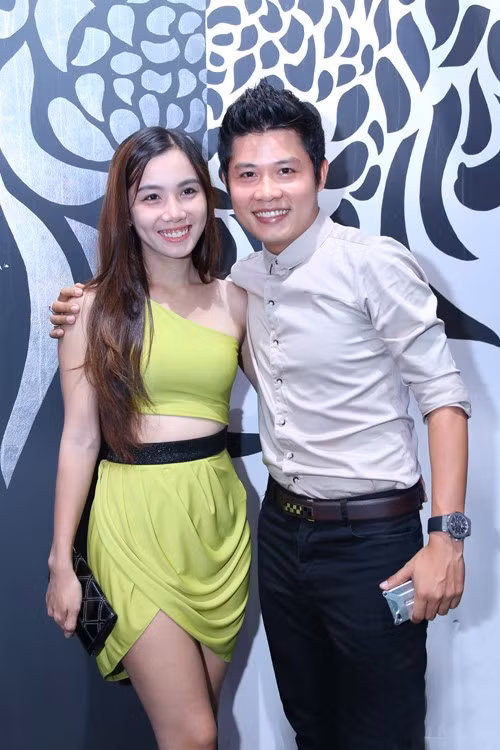 Sau khi tham gia Cuộc đua kỳ thú, bà xã Nguyễn Văn Chung khá chăm chỉ dự sự kiện cùng chồng. Lần này, bà mẹ một con chọn phong cách gợi cảm, áo crop-top khoe eo và váy xẻ khoe đôi chân thon. Tuy nhiên, đây lại là thiết kế thịnh hành ở nhiều năm về trước. Trang phục lỗi thời không phù hợp xu hướng chung đưa Kim Thanh vào list mỹ nhân mặc kém tinh tế của tuần. Hoàng Yến lọt nhóm sao xấu của tuần vì trang phục diêm dúa