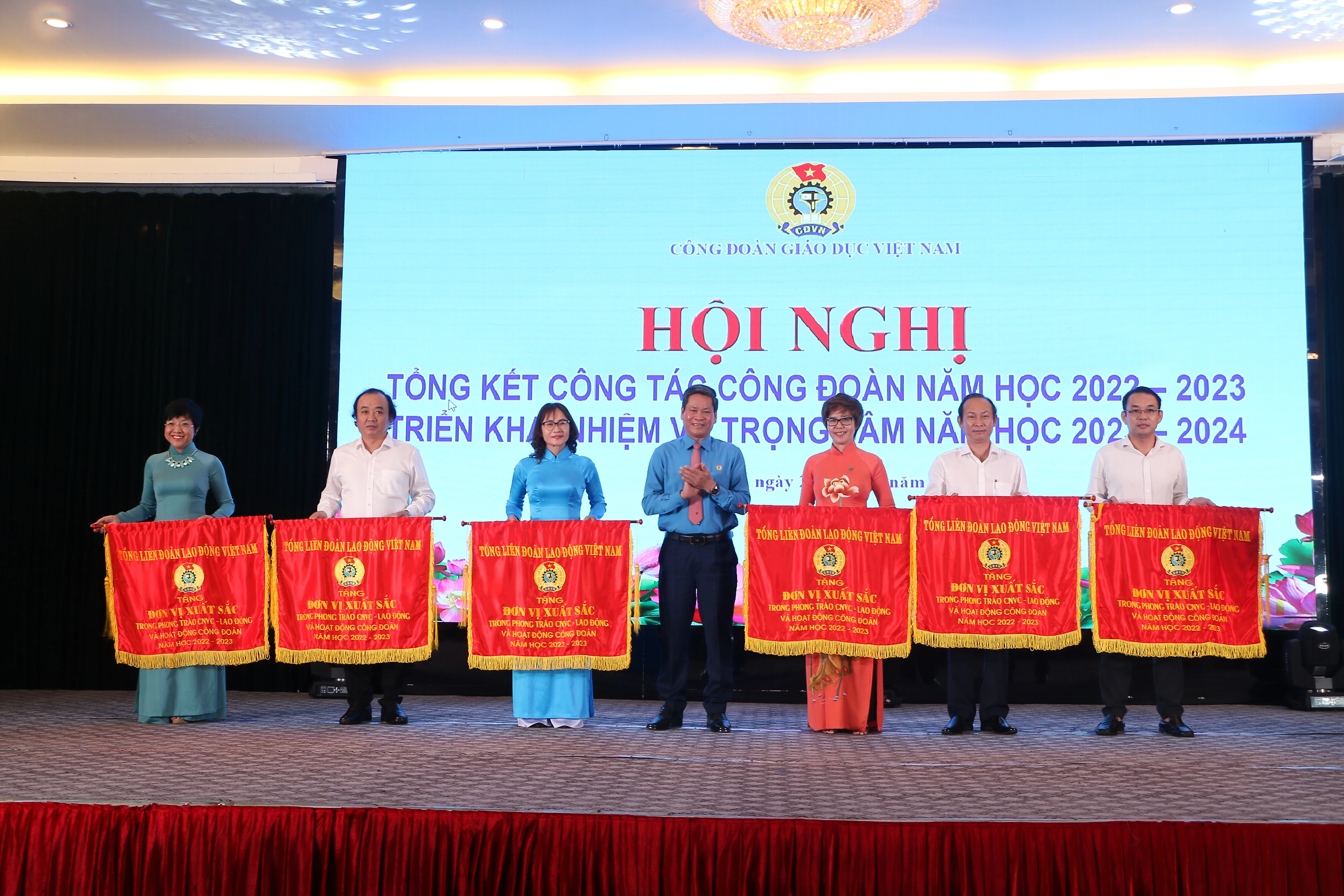 Các đơn vị xuất sắc được nhận Cờ thi đua của Tổng Liên đoàn Lao động Việt Nam.