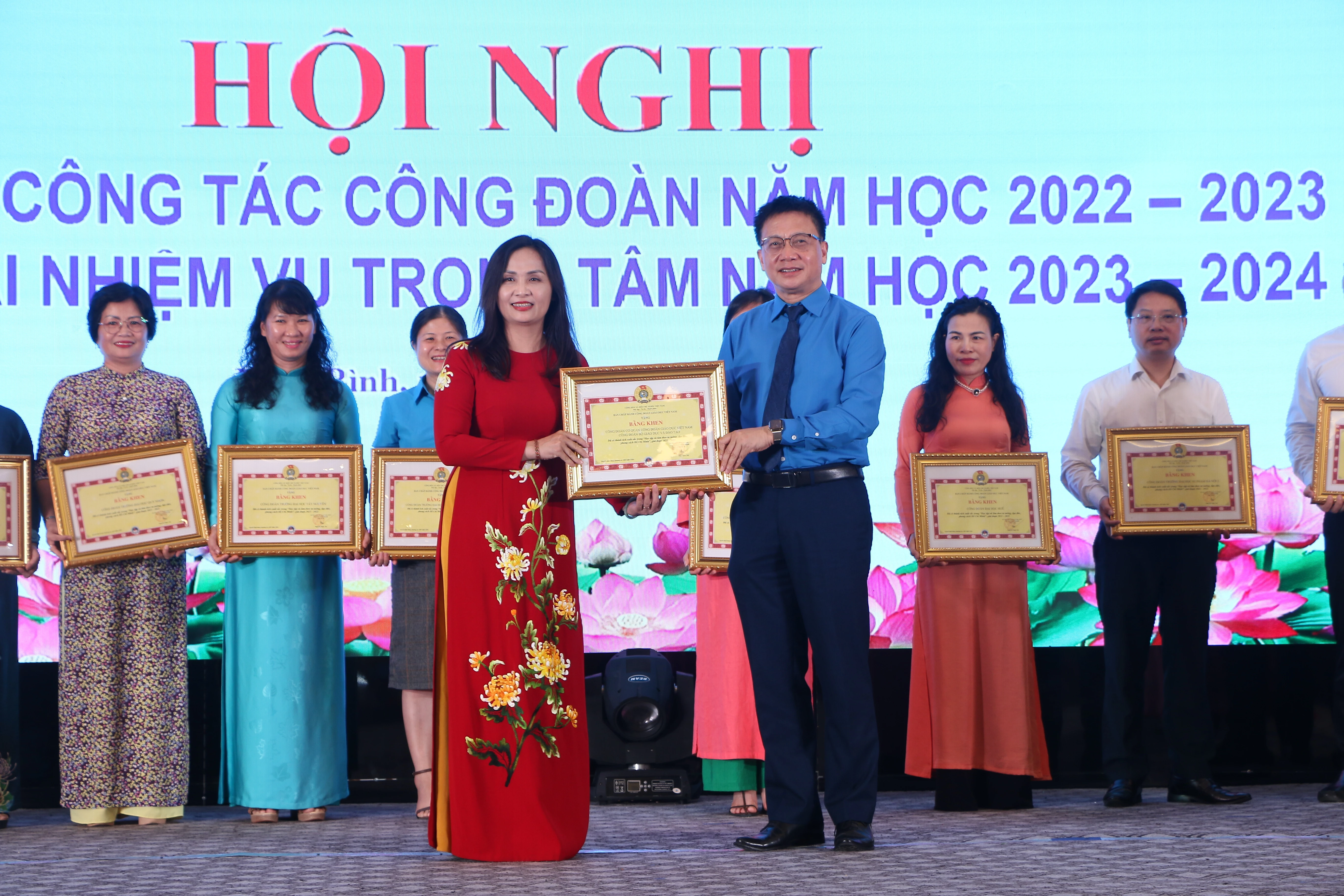 Công đoàn Giáo dục Việt Nam tặng Bằng khen cho các đơn vị, cá nhân có thành tích xuất sắc.