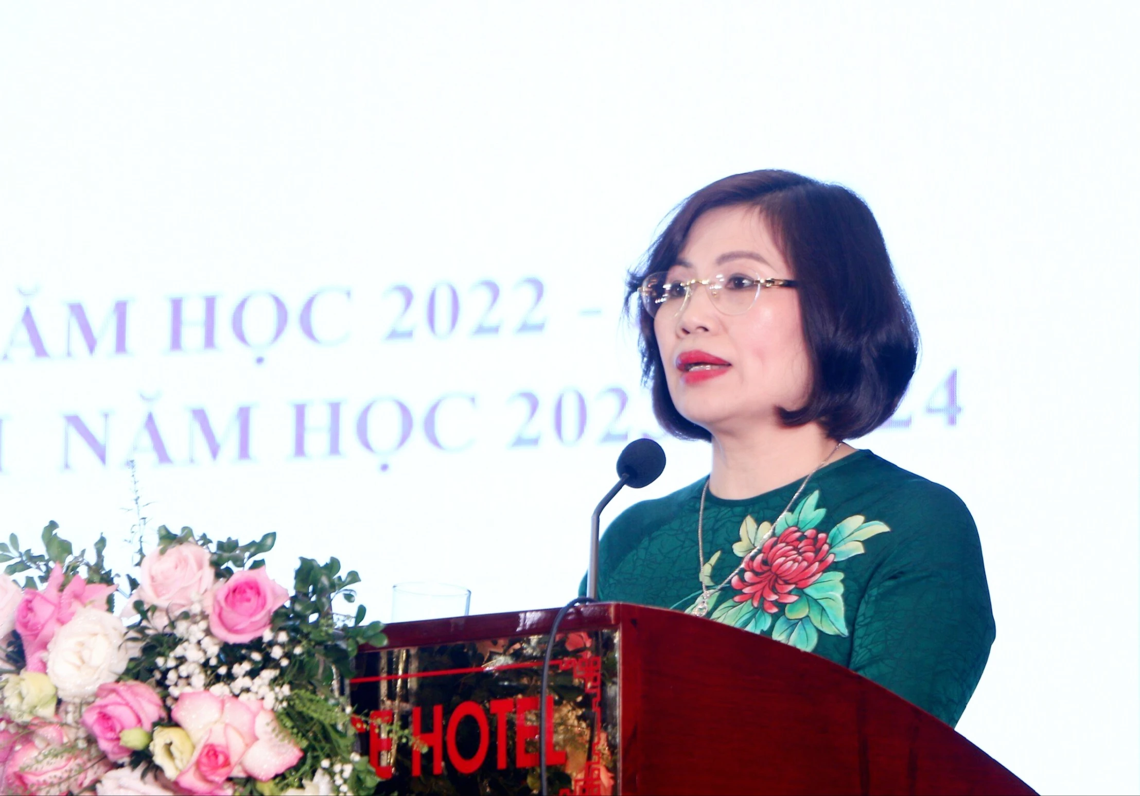 Bà Đặng Hoàng Anh - Phó Chủ tịch Công đoàn Giáo dục Việt Nam tóm tắt báo cáo tổng kết công tác công đoàn năm học 2022-2023.
