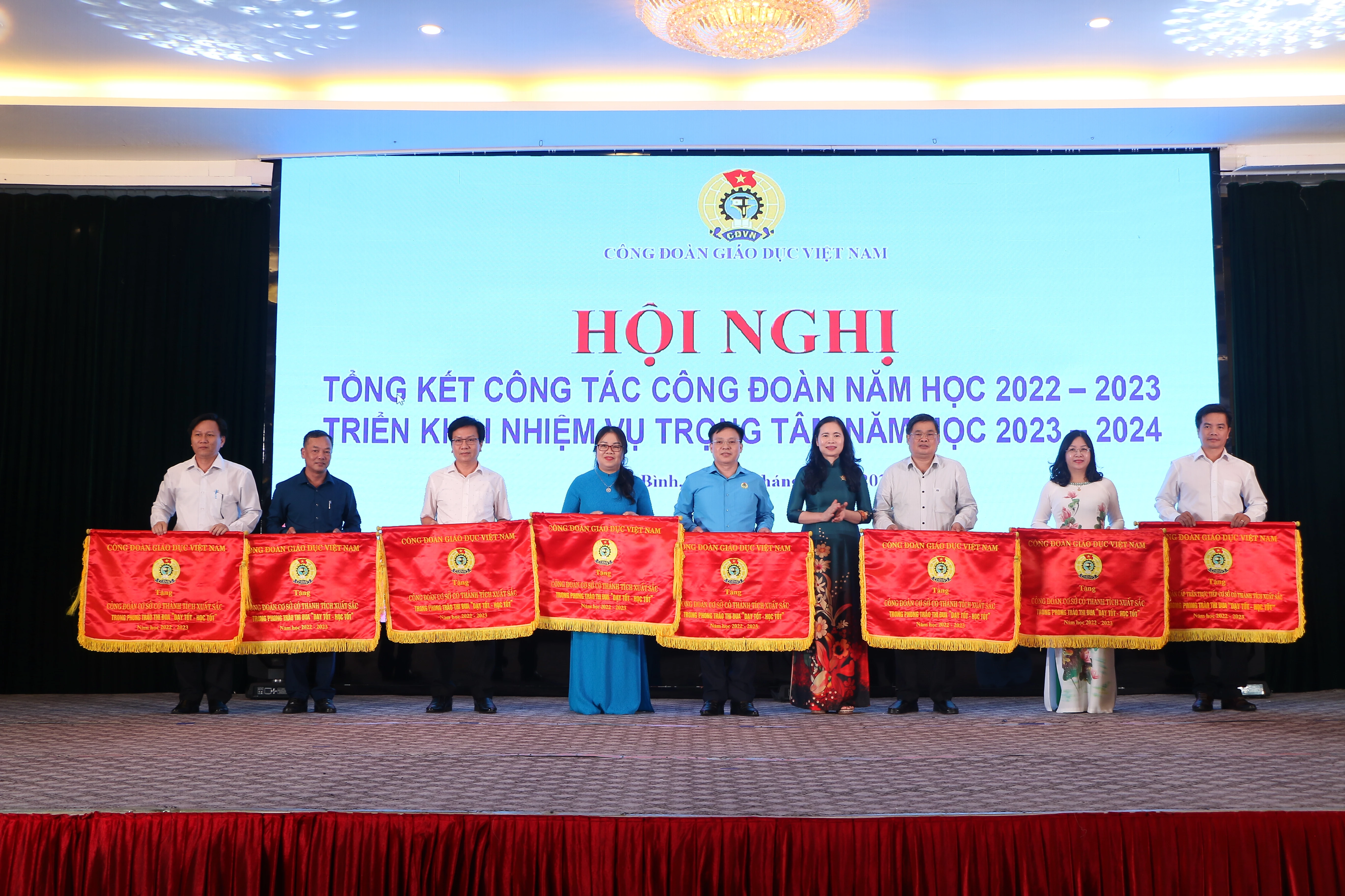 Bà Nguyễn Thị Bích Hợp - Phó Chủ tịch Công đoàn Giáo dục Việt Nam trao Cờ thi đua cho các đơn vị xuất sắc.