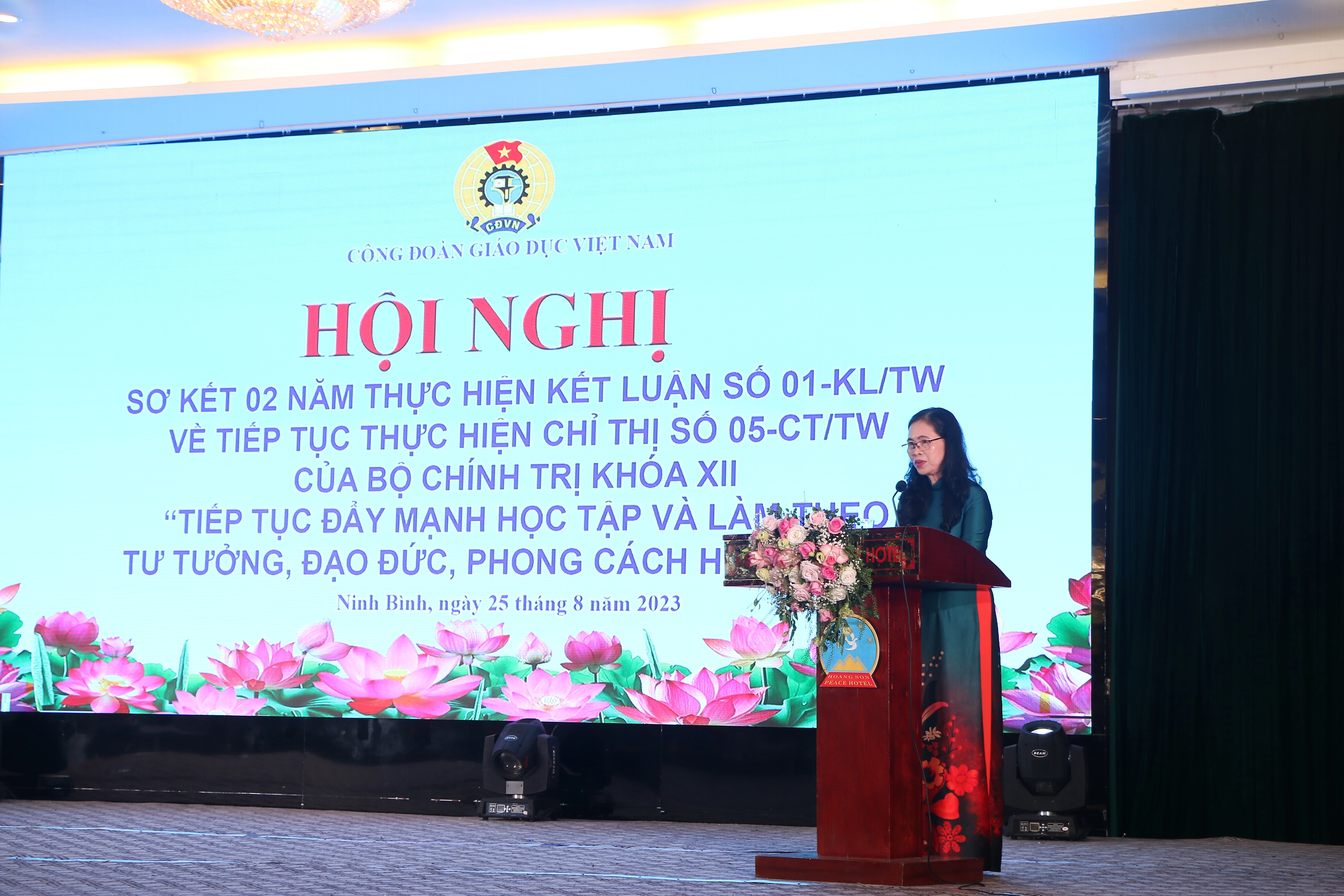 Bà Nguyễn Thị Bích Hợp - Phó Chủ tịch Công đoàn Giáo dục Việt Nam báo cáo sơ kết 2 năm thực hiện Kết luận số 01 của Trung ương.