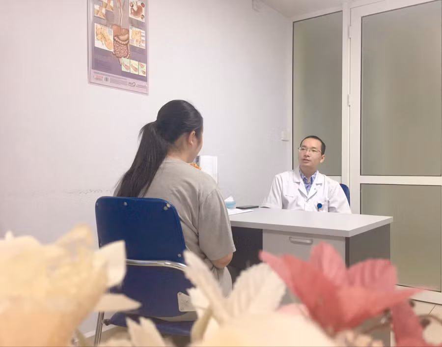 Bác sĩ tư vấn cho bệnh nhân (BVCC).