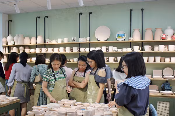 Mô hình workshop "Vẽ gốm" tại Hà Nội. Ảnh: NVCC.