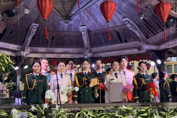 Các sinh viên Trường Cao đẳng Nghệ thuật Hà Nội biểu diễn mở màn chương trình. Ảnh: Đan Linh.