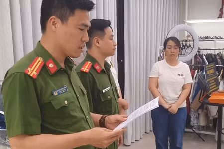 Cơ quan điều tra khám xét nơi làm việc của Nguyễn Thị Thu Hường. Ảnh CAHN