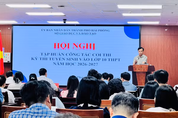 Lãnh đạo phòng Quản lý chất lượng phổ biến, hướng dẫn chi tiết quy chế coi thi, các tình huống phát sinh trong quá trình tổ chức thi.