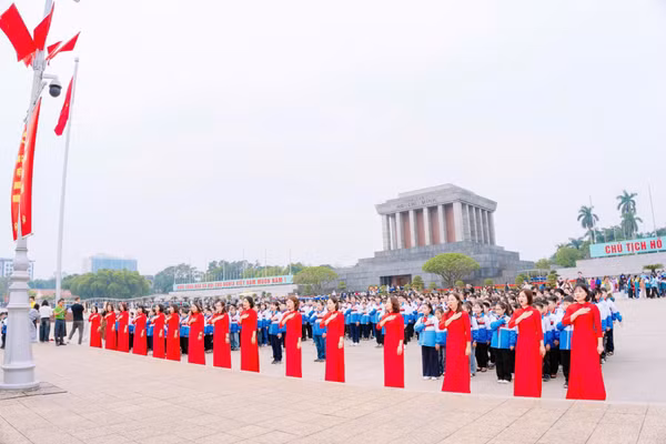 Cô trò Trường Tiểu học Trần Thành Ngọ, phường Kiến An trải nghiệm “Hành trình về nguồn”.