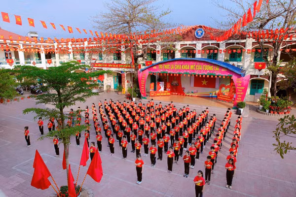 Trường Tiểu học Trần Thành Ngọ trong giờ chào cờ đầu tháng.