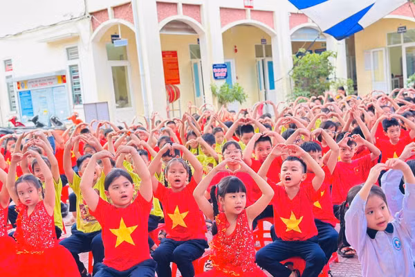 Học sinh Trường Tiểu học Trần Thành Ngọ, phường Kiến An trong giờ giáo dục về Lòng biết ơn cha mẹ, thầy cô.