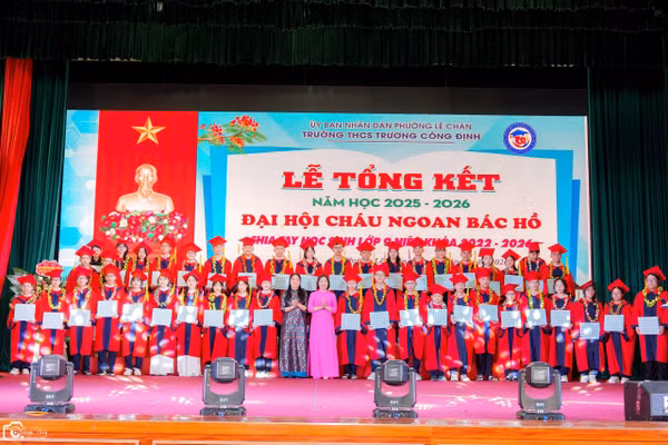 Nhân dịp tổng kết năm học, nhà trường biểu dương học sinh, giáo viên đạt thành tích cao.