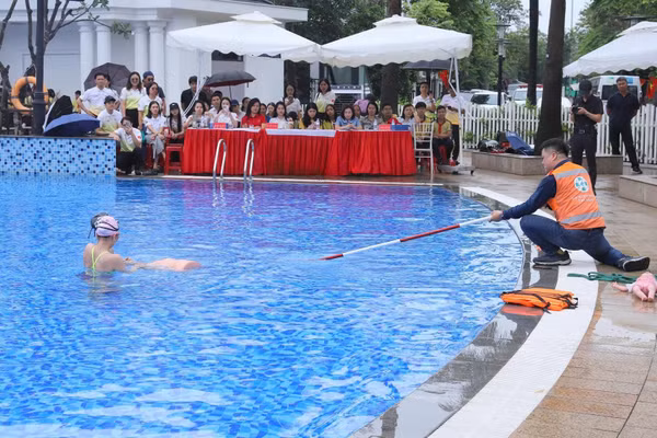 Tại bể bơi Vinhome Imperia, phường Hồng Bàng đã tổ chức Lễ phát động toàn dân tập luyện môn bơi, phòng chống đuối nước trẻ em năm 2026.