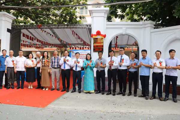 Lễ gắn biển trường chuẩn Quốc gia mức độ 1 tại Trường Tiểu học Lê Hồng Phong.