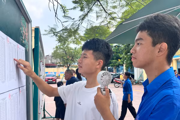 Thí sinh tại Hội đồng thi Trường THPT Trần Nguyên Hãn, phường An Biên đến sớm để xem lại số báo danh, phòng thi.