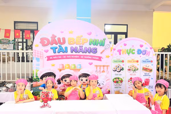 Trẻ hào hứng với phần thi Đầu bếp nhí tài năng.