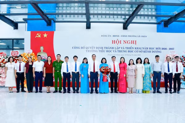 Đại biểu khách mời chụp hình lưu niệm cùng Ban Giám hiệu nhà trường.