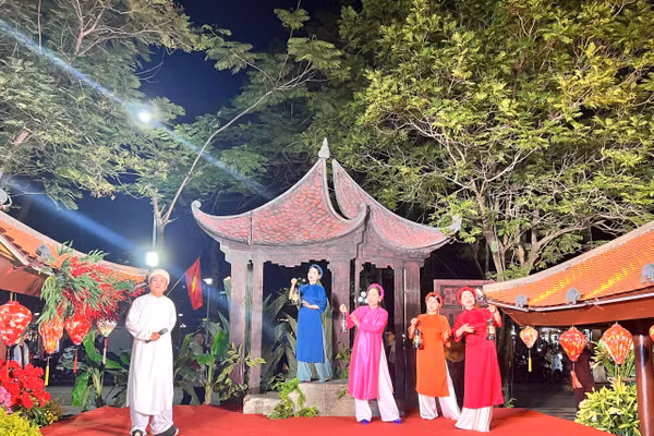 Chương trình nghệ thuật tại dải vườn hoa Trung tâm thành phố Hải Phòng.