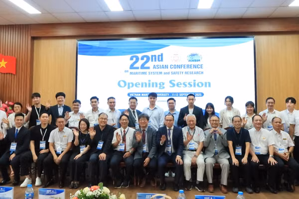 Các đại biểu chụp hình lưu niệm tại hội thảo.